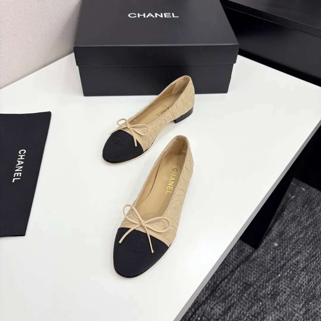 👟👟Ex-factory price 540👟👟 25Fw early spring latest color Chanel Xiaoxiang bow ballet flat shoes Believe me, this is a pair of ballet shoes that can take you to good places🩰 Upper: original lace mesh inner lining: no lining Sole: Italian genuine leather outsole Size: 34-41 regular size (34.40.41 customization is not returnable)